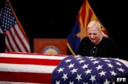 La hija del difunto senador republicano John McCain, Meghan McCain, junto al féretro de su padre, en el Capitolio de Arizona.