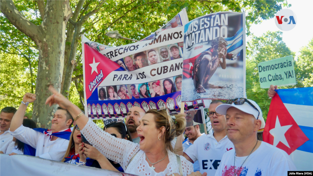 Unas 250 personas se congregaron en las calles de Madrid para pedir &quot;derechos humanos&quot; para los cubanos en Cuba, y condenar la situación de los presos políticos.
