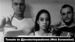 De Izq. a der. Pedro López, Roxana García Lorenzo y Jonthan López exigen la libertad de Andy García Lorenzo, preso por manifestarse el 11 de julio de 2021 en Santa Clara.