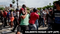 Agentes de civil detuvieron a manifestantes en las protestas del 11 de julio en La Habana.