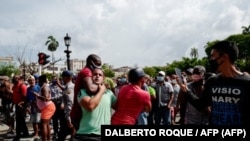 Agentes de civil detuvieron a manifestantes en las protestas del 11 de julio en La Habana. (AFP/Adalberto Roque).
