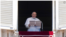 El papa Francisco ofrece un discurso durante su aparición para la plegaria Regina Coeli desde su estudio con vistas a la Plaza de San Pedro, en el Vaticano, el 12 de junio de 2022.