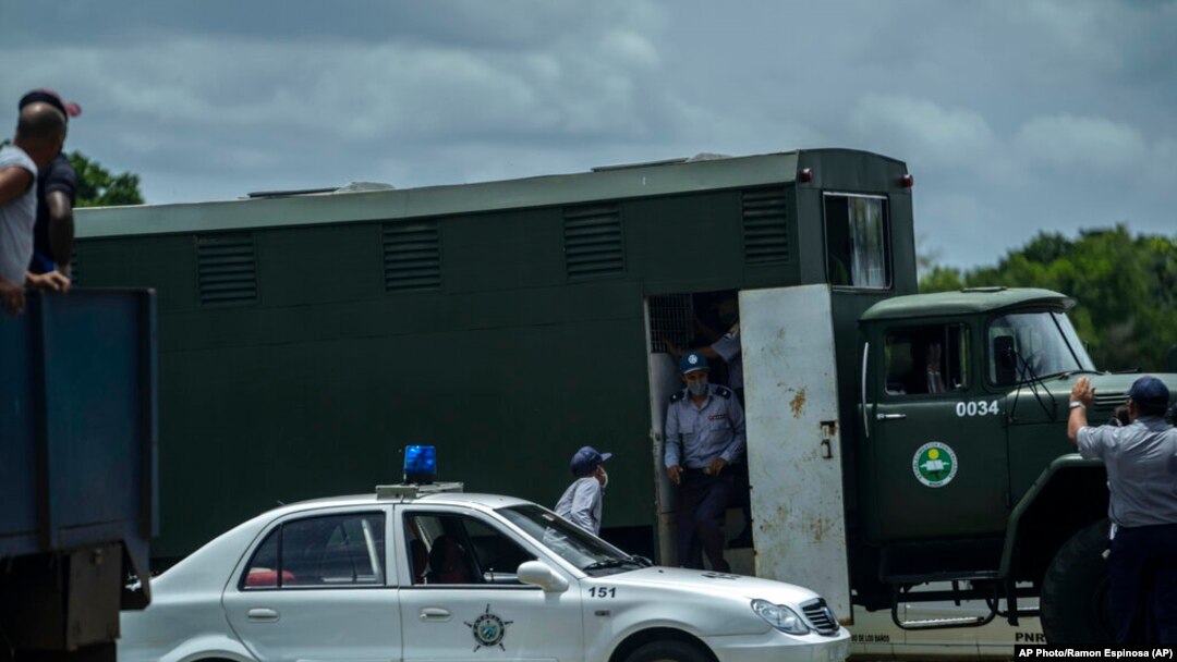 Un camión en el que encerraron a varios detenidos el 11 de julio del 2021 en La Habana. (AP Photo / Ramón Espinosa).