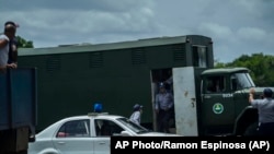Un camión en el que encerraron a varios detenidos el 11 de julio del 2021 en La Habana. (AP Photo / Ramón Espinosa).