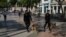 Boinas negras con perros recorren el Paseo del Prado en el aniversario del estallido del 11 de julio.  (Archivo REUTERS/Alexandre Meneghini).