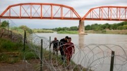 Tres migrantes cubanos llegan a suelo estadounidense tras cruzar el Río bravo en Eagle Pass, Texas, el 22 de mayo de 2022. (AP Foto/Dario Lopez-Mills)