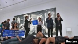 Protesta frente al Guernica de Picasso. (Foto: Reuters)