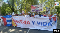 Cubanos en España conmemoraron el primer aniversario de las protestas del 11 de julio en Cuba, el domingo 10 de julio de 2022. (Voz de América).