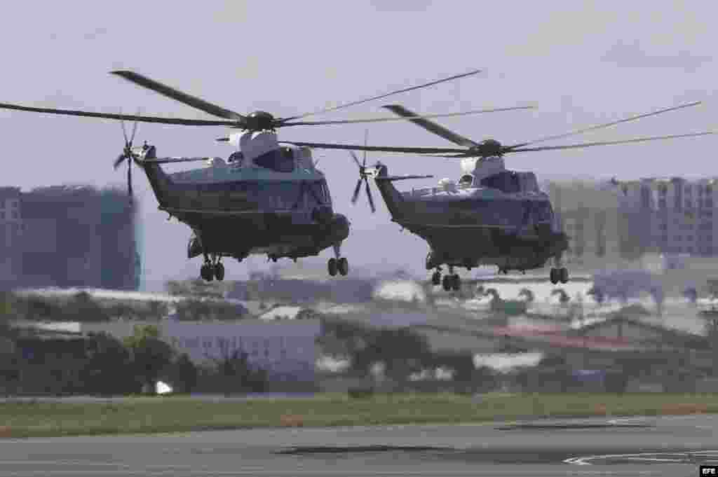 El helicóptero, El Marine One, en el que viaja el presidente estadounidense Barack Obama, despega del Manila, adonde Obama participara en la cumbre del Foro de Cooperación Económica Asia-Pacifico junto a 21 otros líderes de la región. 