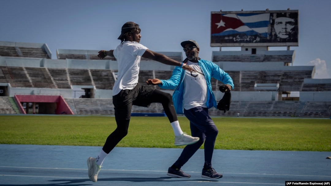El deportista cubano Maykel Masoo se prepara con su entrenador Daniel Osorio en La Habana, Cuba, el viernes 1 de julio de 2022