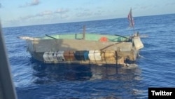 Una balsa en la que viajaban migrantes cubanos, interceptada por la Guardia Costera estadounidense el jueves pasado, a unas 3 millas al sur de Long Key, Florida. (Foto: USCG)