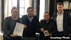 (I-D) Zoe Valdés, Claudio Romero, José R. Rodríguez y Claudio Cingolani en el Cabildo de Argentina