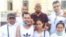 Familiares de Andy García posan junto al Premio Sájarov Guillemo Fariñas en Santa Clara. 