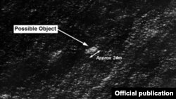Imagen satelital de un objeto de unos 24 m que el gobierno australiano cree pudiera ser un fragmento del Boeing 777 de Malaysian Airlines desaparecido el 8 de marzo.