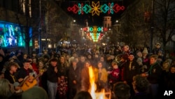 Ciudadanos de Lituania en Vilna, la capital, para celebrar la independencia de la nación, el 16 de enero de 2025. (AP/Mindaugas Kulbis).