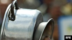 Foto de archivo. Cacerolazo o toque de cazuelas.