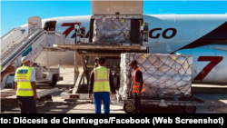 Avión de carga con ayuda humanitaria procedente de Estados Unidos en el Aeropuerto Internacional Abel Santamaría, de Santa Clara, Cuba.