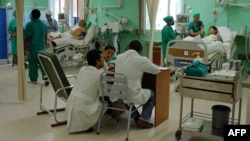 Personal médico labora en una unidad de cuidados intensivos en un hospital de La Habana. (Archivo)
