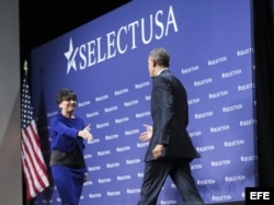 Barack Obama es presentado por la secretaria de Comercio de EEUU, Penny Pritzker, en la cumbre de inversión SelectUSA.