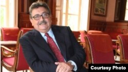 Luis Gómez viajó en 1999 a Cuba para declarar “hermanas” a las ciudades de Novelda y Camagüey (Foto: Novelda digital)