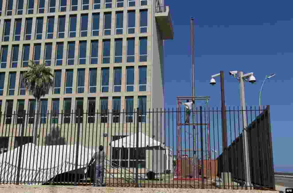 La Embajada de EEUU en La Habana se encuentra en la calle Calzada entre &nbsp;L y M, en el barrio El Vedado.