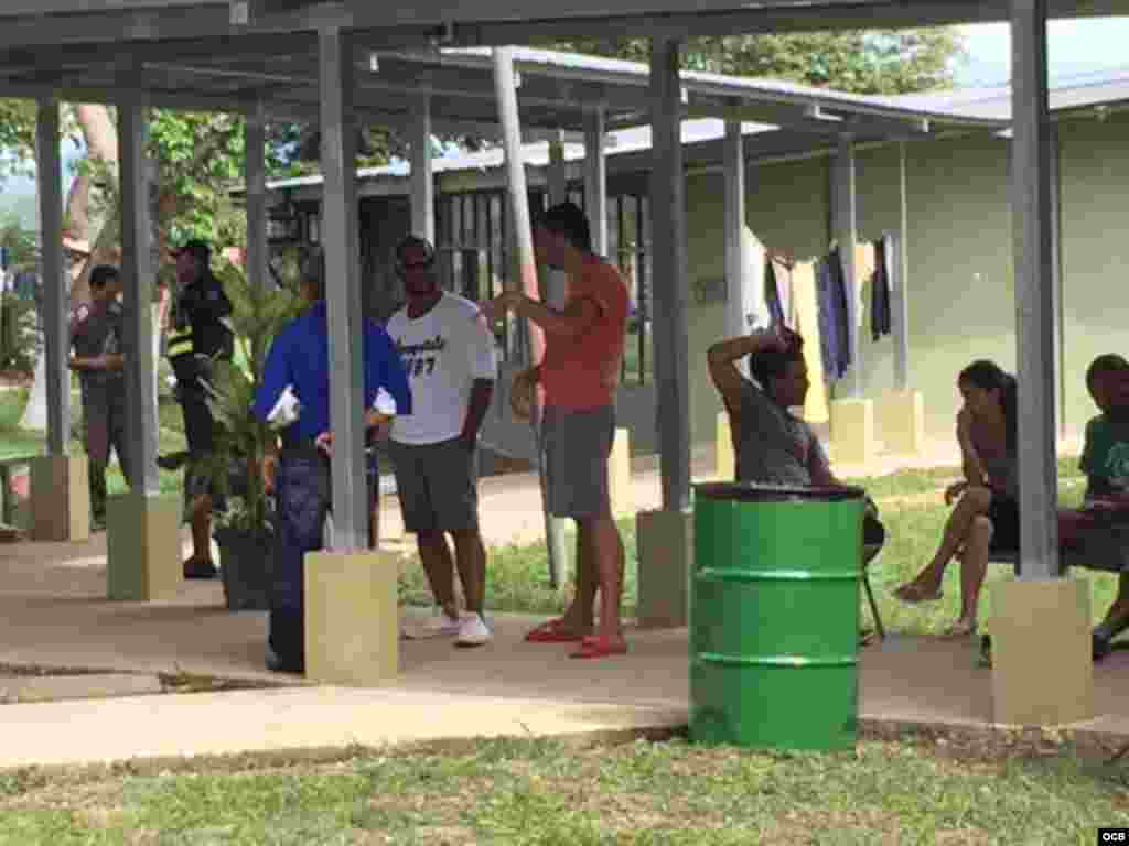 Albergue para los cubanos en una escuela del poblado de La Cruz, Costa Rica.