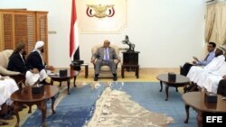 El presidente Abdo Rabu Mansur Hadi (d), durante una reunión con miembros del partido Unión Rashad en el Palacio Presidencial en Adén (Yemen). 
