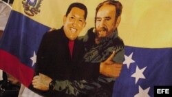 Una bandera venezolana con la imagen de Fidel Castro y Hugo Chávez