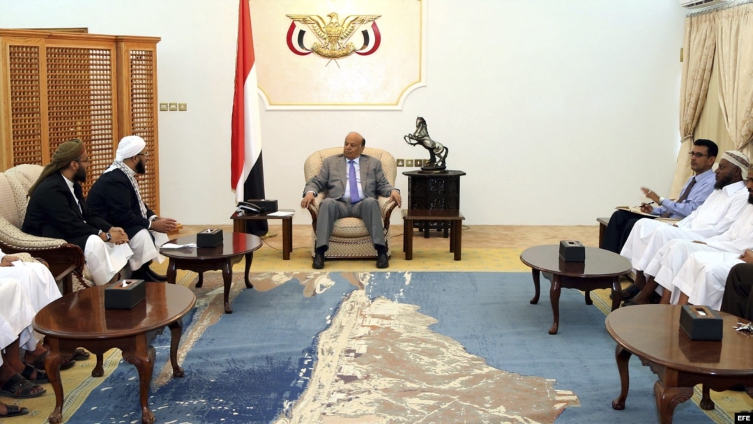 El presidente Abdo Rabu Mansur Hadi (d), durante una reunión con miembros del partido Unión Rashad en el Palacio Presidencial en Adén (Yemen). 