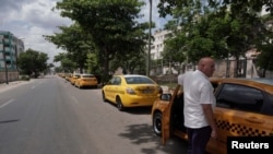 Una cola de taxis esperan abastecerse de combustible en La Habana. REUTERS/Alexandre Meneghini