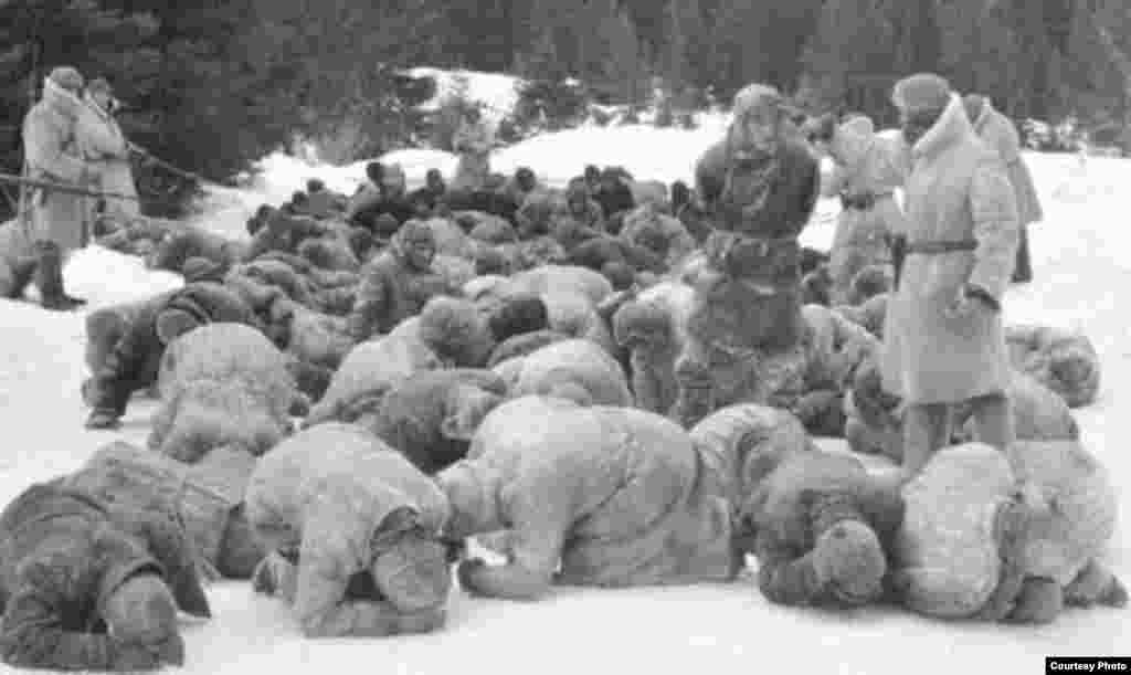 Inspeccionado a los presos del Gulag bajo una nevada.