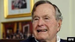 Foto de archivo tomada el 15 de julio de 2015 del expresidente estadounidense George H.W. Bush en su oficina en Houston.