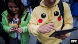 Dos jugadores de Pokemon Go en Viena, Austria. 