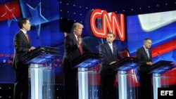Aspirantes a la candidatura presidencial del Partido Republicano: Marco Rubio, Donald Trump, Ted Cruz y John Kasich (i-d), durante el debate de CNN celebrado en Miami (10 de marzo, 2016).