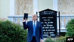 Donald Trump con una Biblia frente a la Iglesia Episcopal de San Juan en DC. 