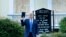 Donald Trump con una Biblia frente a la Iglesia Episcopal de San Juan en DC. 