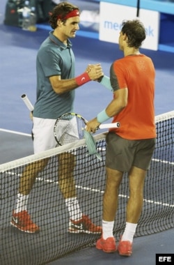 Nadal (d) estrecha la mano de Federer tras ganar el partido de semifinales del Abierto de Australia de tenis.