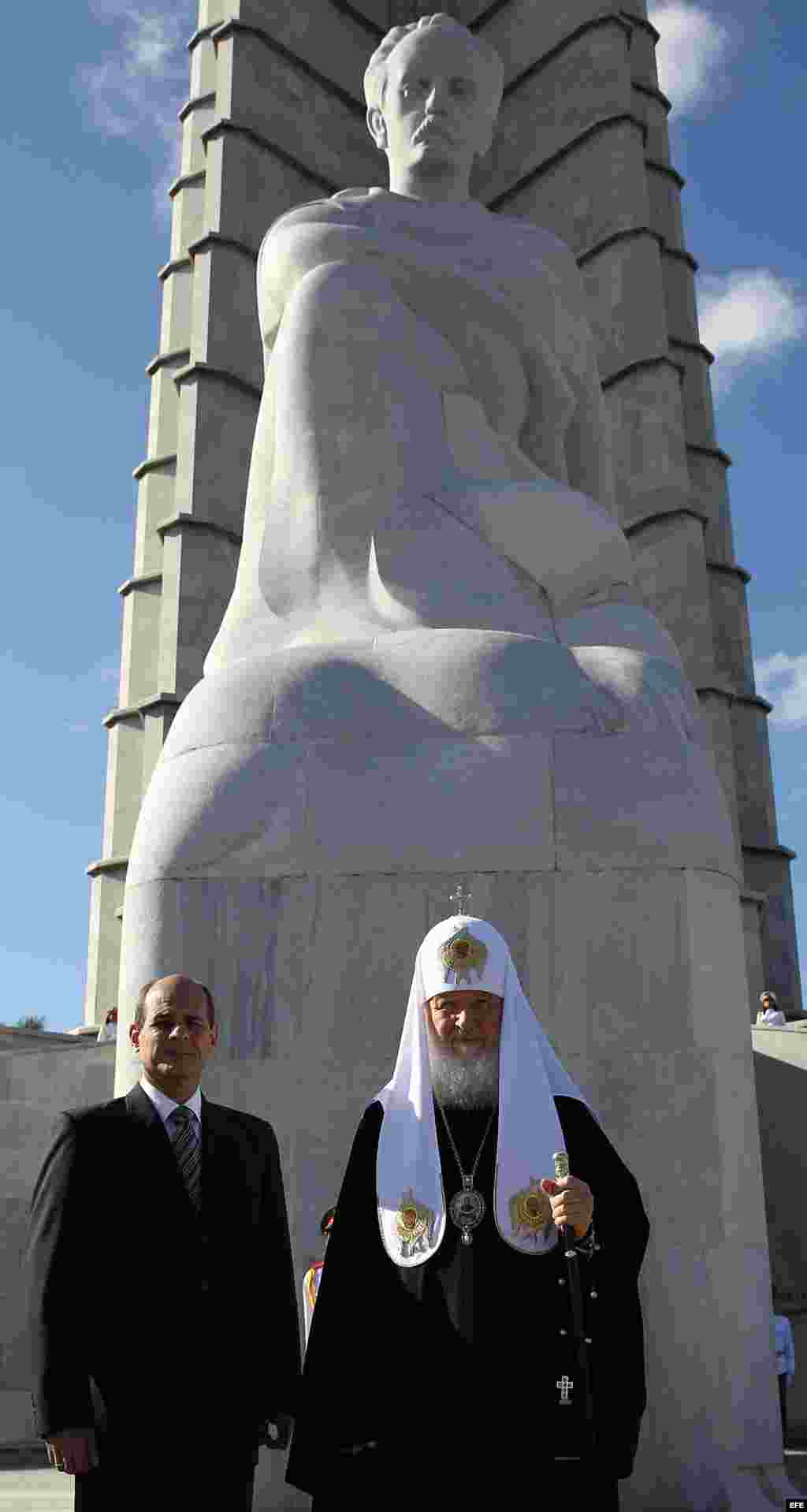 El patriarca de la Iglesia ortodoxa rusa, Kiril, coloca ofrenda en monumento a José Martí.