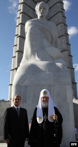 El patriarca de la Iglesia Ortodoxa Rusa, Kirill, coloca ofrenda en monumento a José Martí.