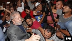 Lula sale del Sindicato Metalúrgico para entregarse a la Policía Federal