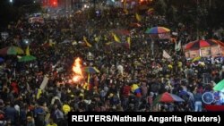 Los manifestantes protestan en Bogotá el 15 de mayo de 2021 contra los abusos policiales, en reclamos que iniciaron el 28 de abril en varias partes del país. Foto: REUTERS/Nathalia Angarita.