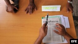 Archivo - Dos personas son atendidas en una oficina municipal de trabajo en La Habana (Cuba). 