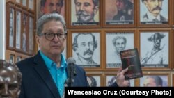 Pedro Corzo presenta su libro "Las tentaciones del castrismo". (Foto de archivo/Wenceslao Cruz).