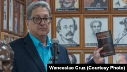 Pedro Corzo presenta su libro "Las tentaciones del castrismo". (Wenceslao Cruz).