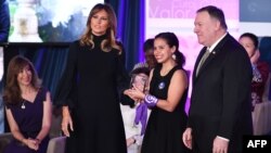 La primera dama Melania Trump, el secretario de Estado, Mike Pompeo, y la activista Amaya Coppens, de Nicaragua, en Washington, DC, el miércoles 4 de marzo del 2020.