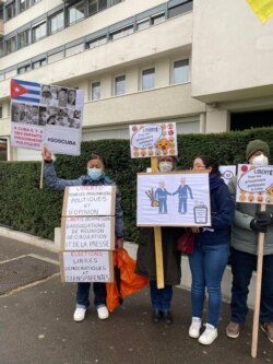 Protesta de cubanos frente a la Embajada de Rusia en Francia