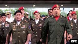 Fotografía cedida por Miraflores hoy, miércoles 13 de junio de 2012, que muestra al presidente de Venezuela, Hugo Chávez (d), y a su ministro de Defensa, Henry Rangel Silva (i), durante una visita a la sede del Ministerio de Defensa en Caracas (Venezuela)