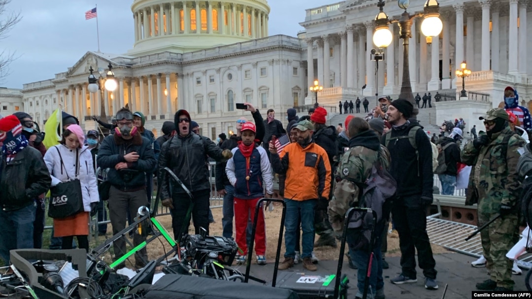 Equipos de trabajo de periodistas destruidos tras la protesta en Washington, DC, el 6 de enero de 2020.