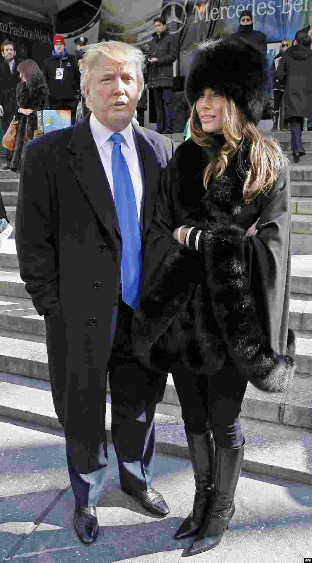 Donald y Melania Trump salen del festival de la moda Michael Kors en la semana Mercedes Benz, en Nueva York, en febrero de 2007.
