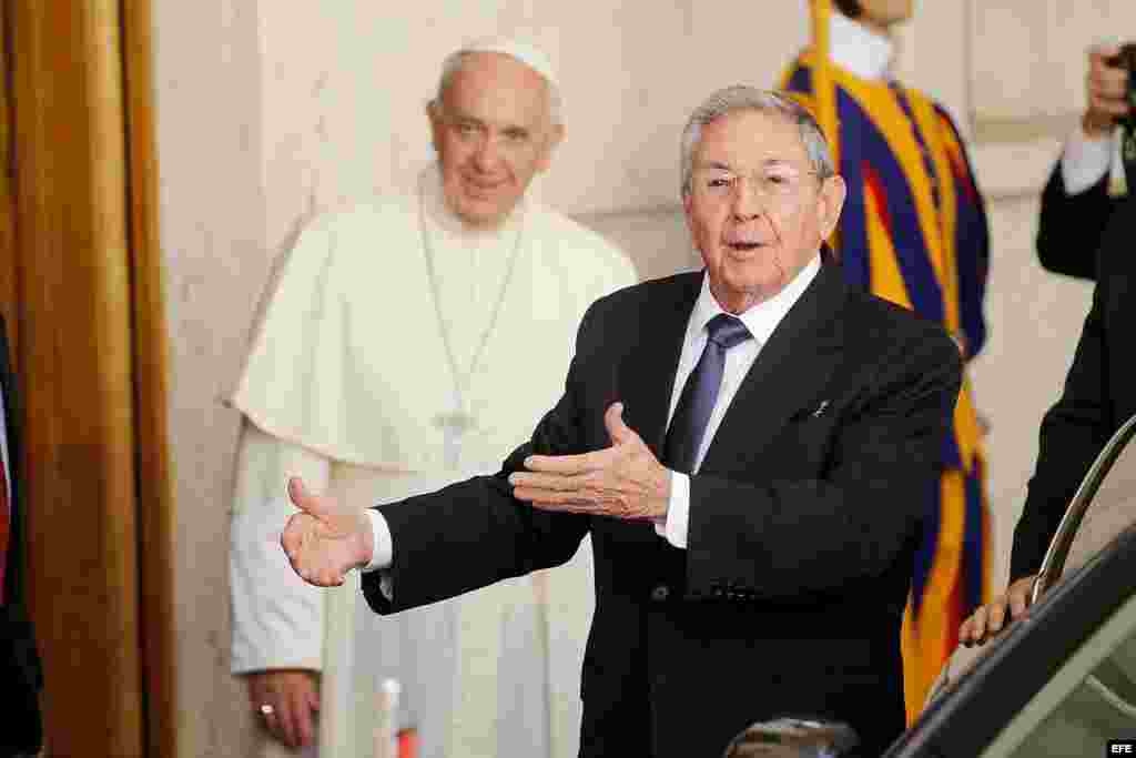 Raúl Castro conversa con la prensa antes de dejar el Vaticano. 